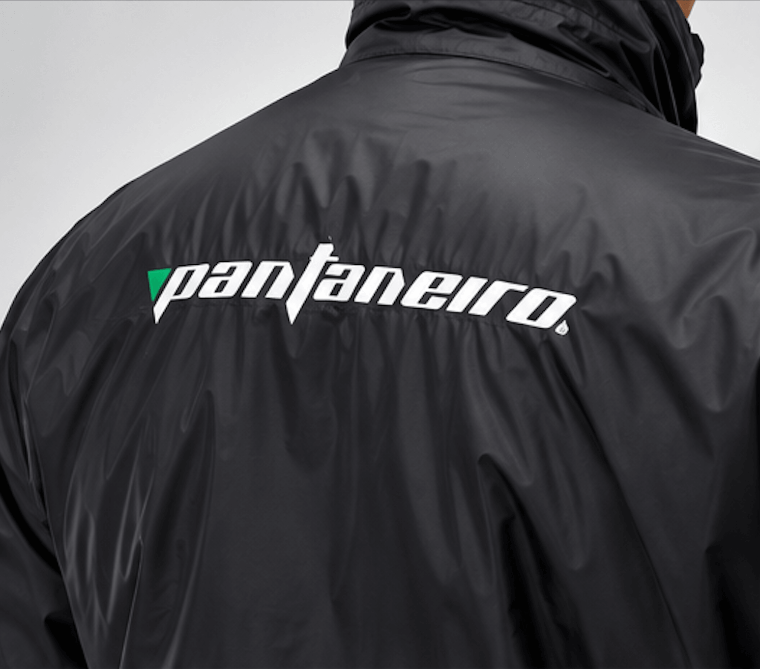 Logomarca Pantaneiro estampada na jaqueta de proteção preta